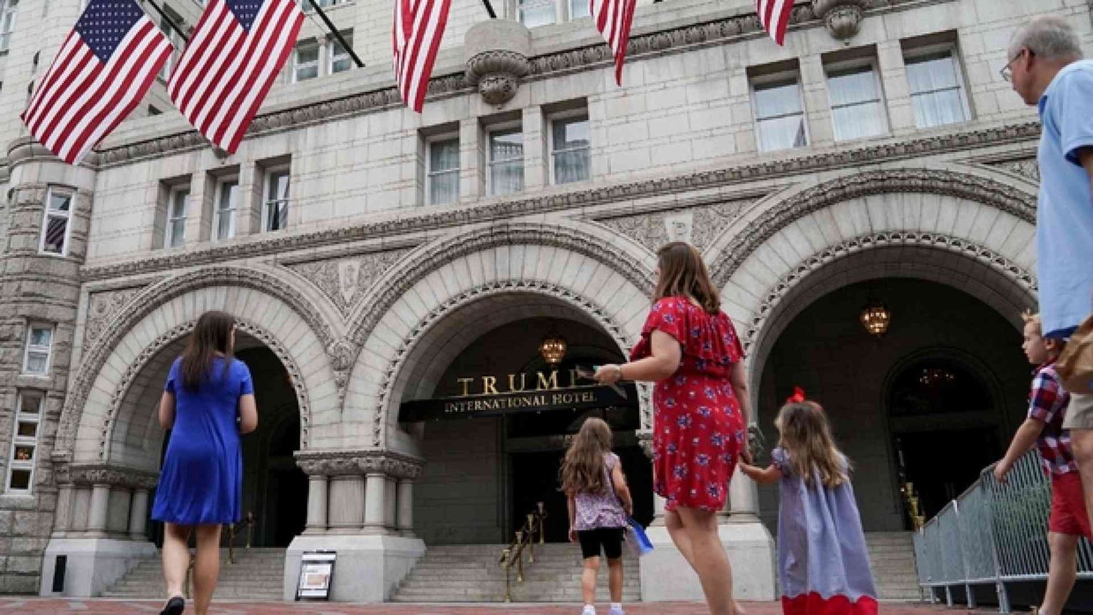 «La scorta di Trump negli hotel del presidente da 650 dollari a notte»