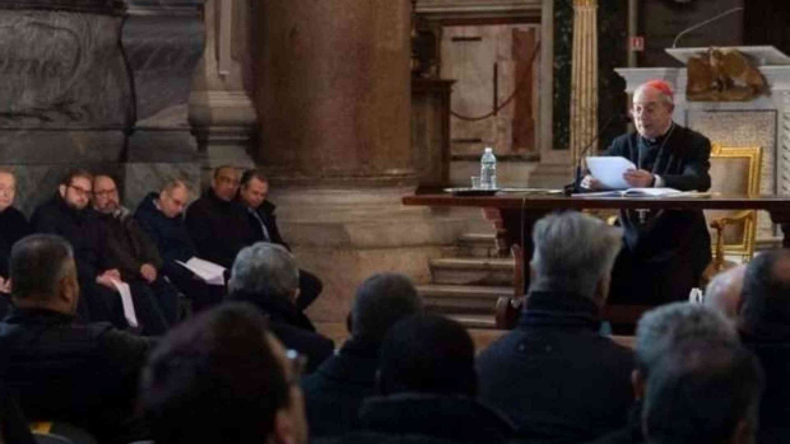 Il Papa: il prete non si isoli ma viva in comunione con la sua gente