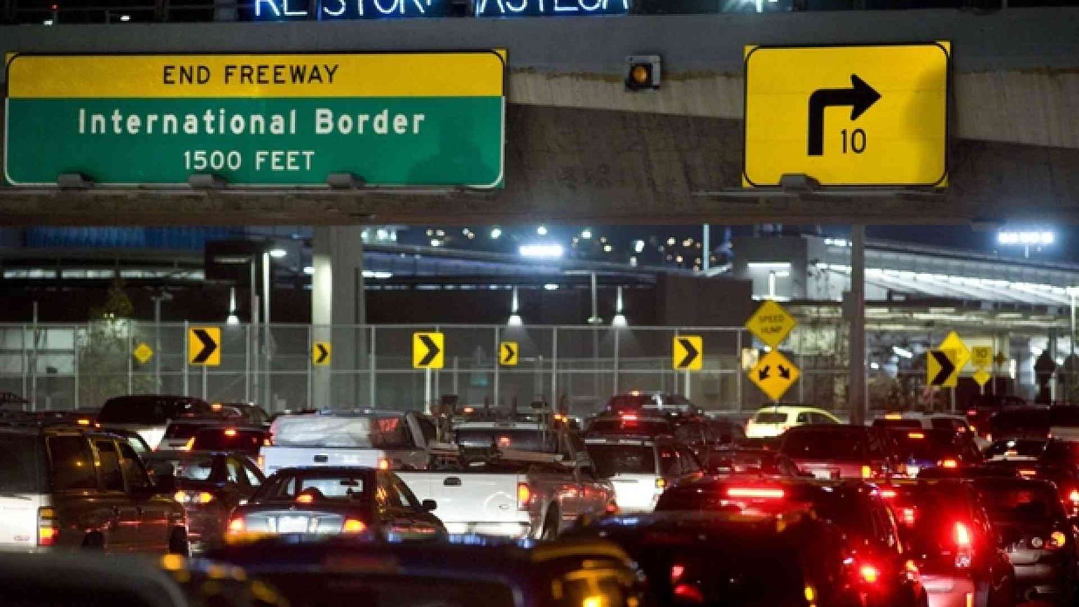 I poveri della ricca San Diego in fila in un ospedale da campo