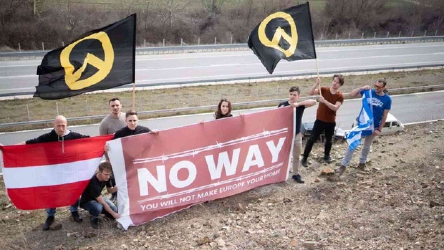 Cani, doppiette, trattori e neonazi: la caccia ai profughi