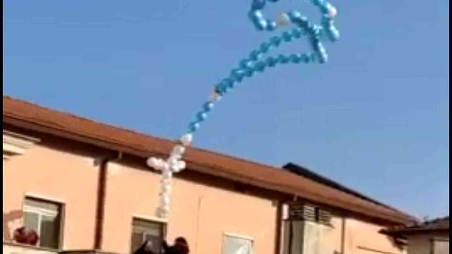 Dalle suore il "Rosario sui tetti" fatto di palloncini