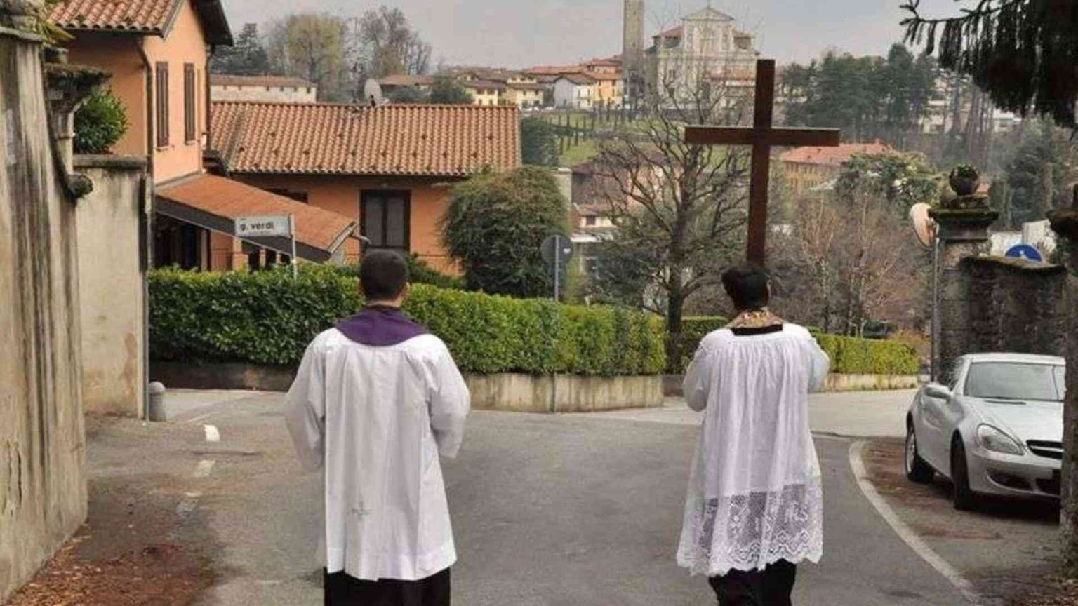 In Lombardia due sacerdoti “benedicono” i paesi con il crocifisso
