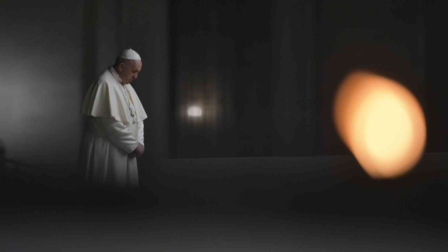 I doni del Papa: respiratori agli ospedali e aiuti ai poveri