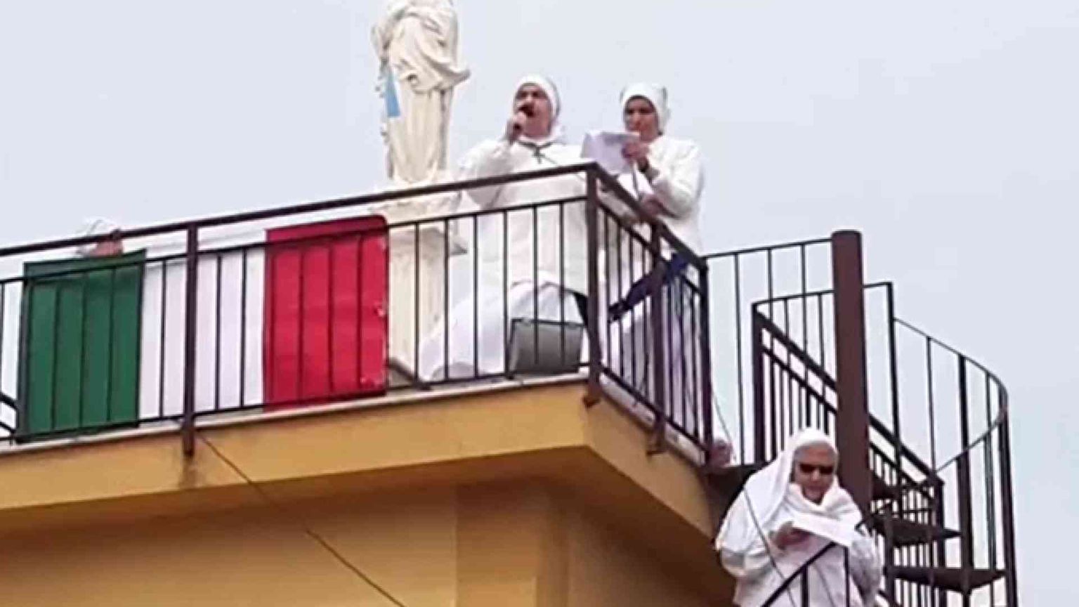 Palermo: le suore intonano l'Angelus sul tetto, applausi dai balconi