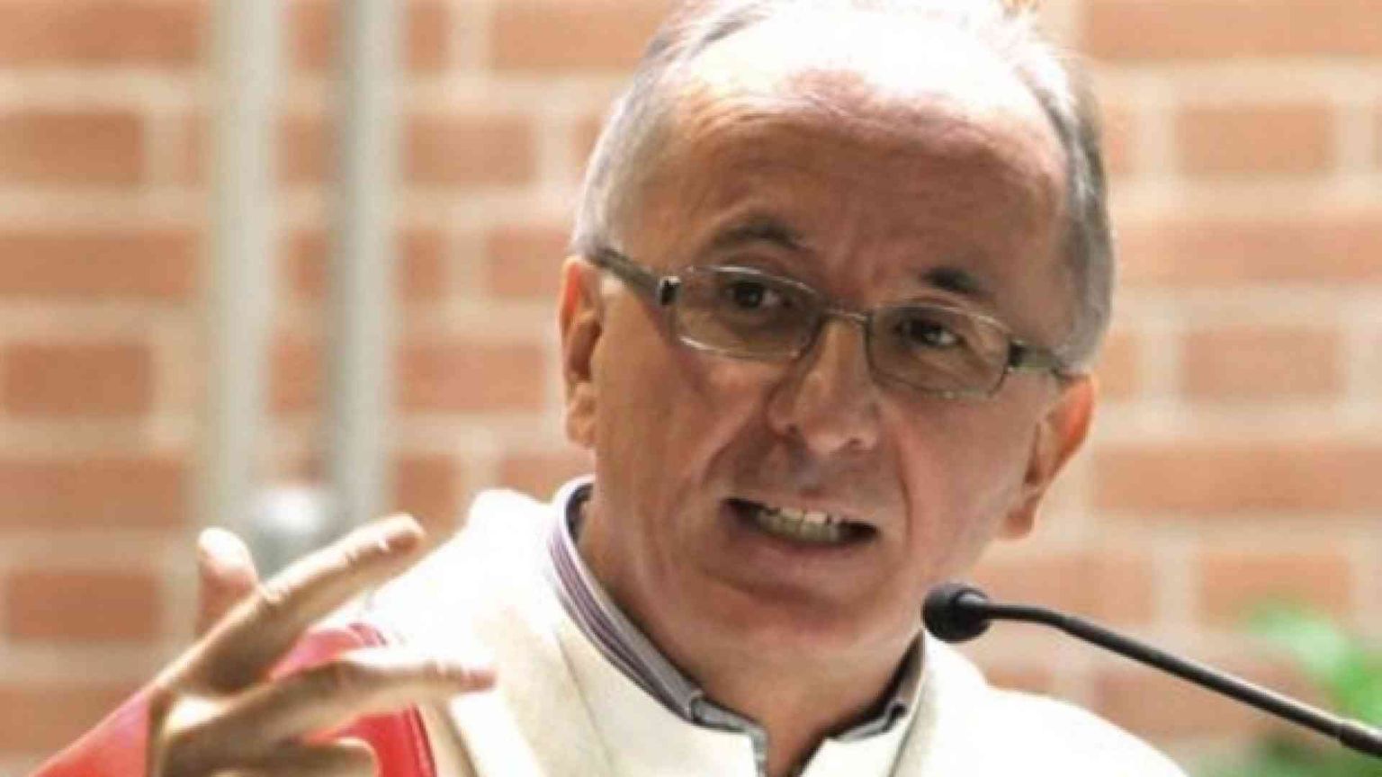 Il vescovo di Pinerolo: "Mi intubano, pregate per me"