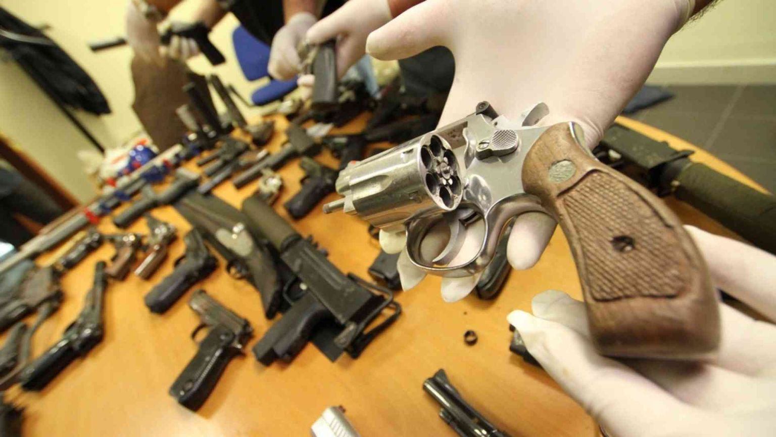 «In Italia nebbia fitta sulle licenze e sulla produzione di pistole e fucili»