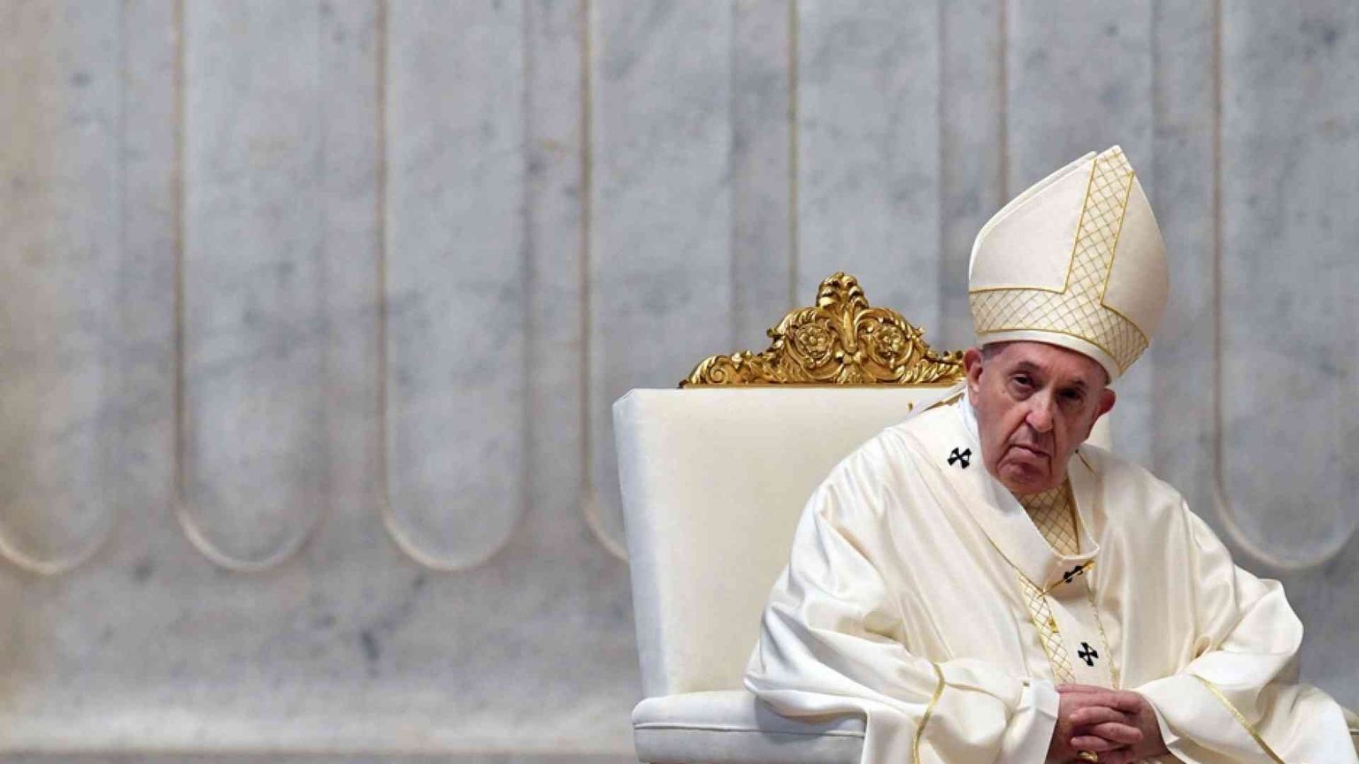 Papa Francesco: preti, medici, infermieri santi della porta accanto