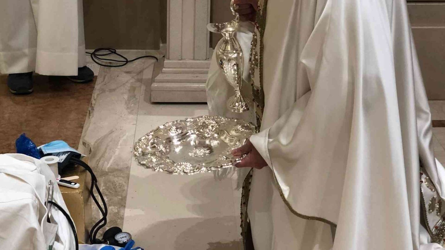 E il parroco fa la lavanda dei piedi ai medici