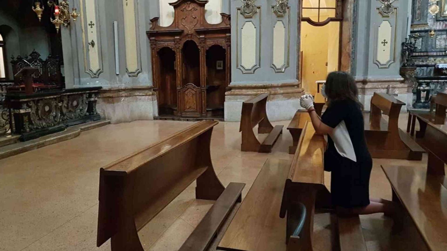 In preghiera nelle chiese (sempre) aperte. Aspettando la Pasqua