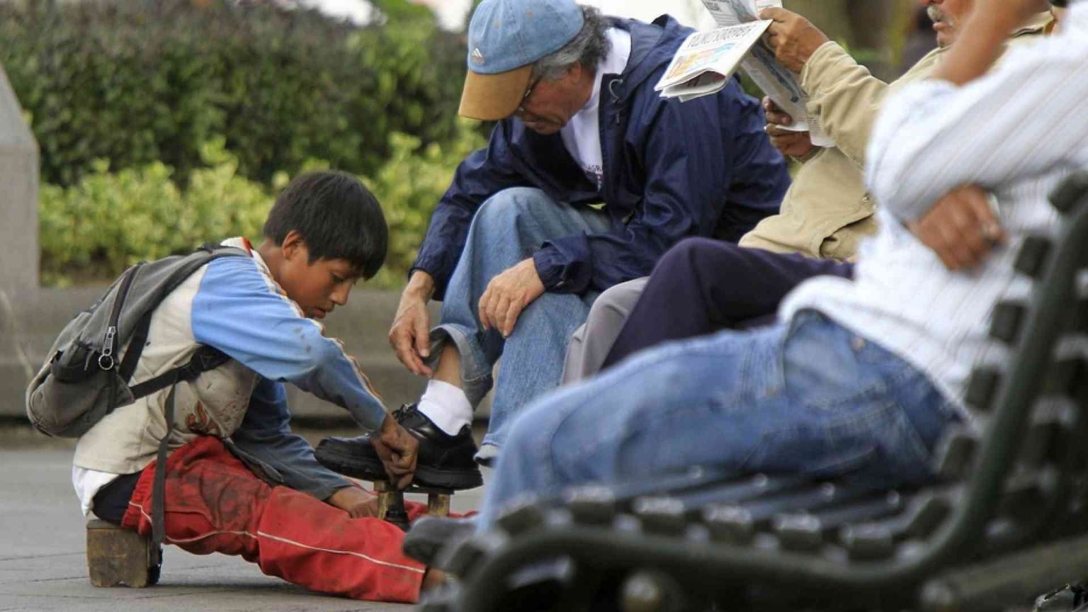 Il Papa ai movimenti popolari: «Nessun lavoratore senza diritti»
