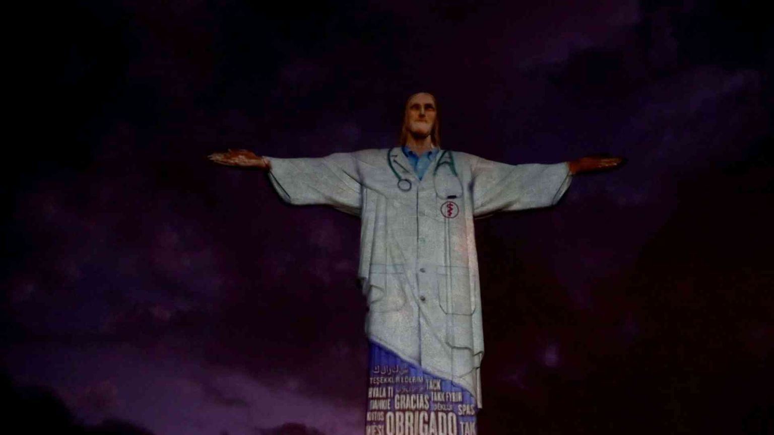 Brasile, l'omaggio della Chiesa ai medici: il Cristo di Rio con il camice