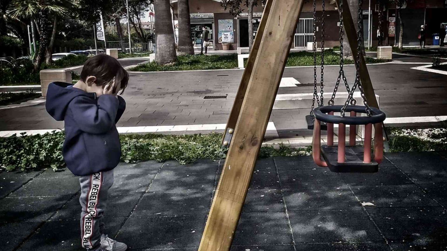 L'altalena vuota, il pelouche con la mascherina: la quarantena vista da un bimbo