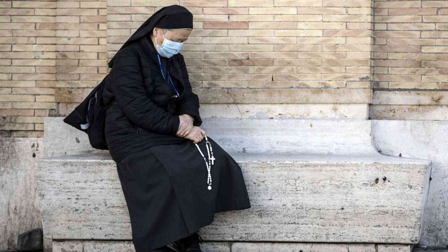 Il lungo calvario delle suore italiane. Decine di decessi nelle comunità