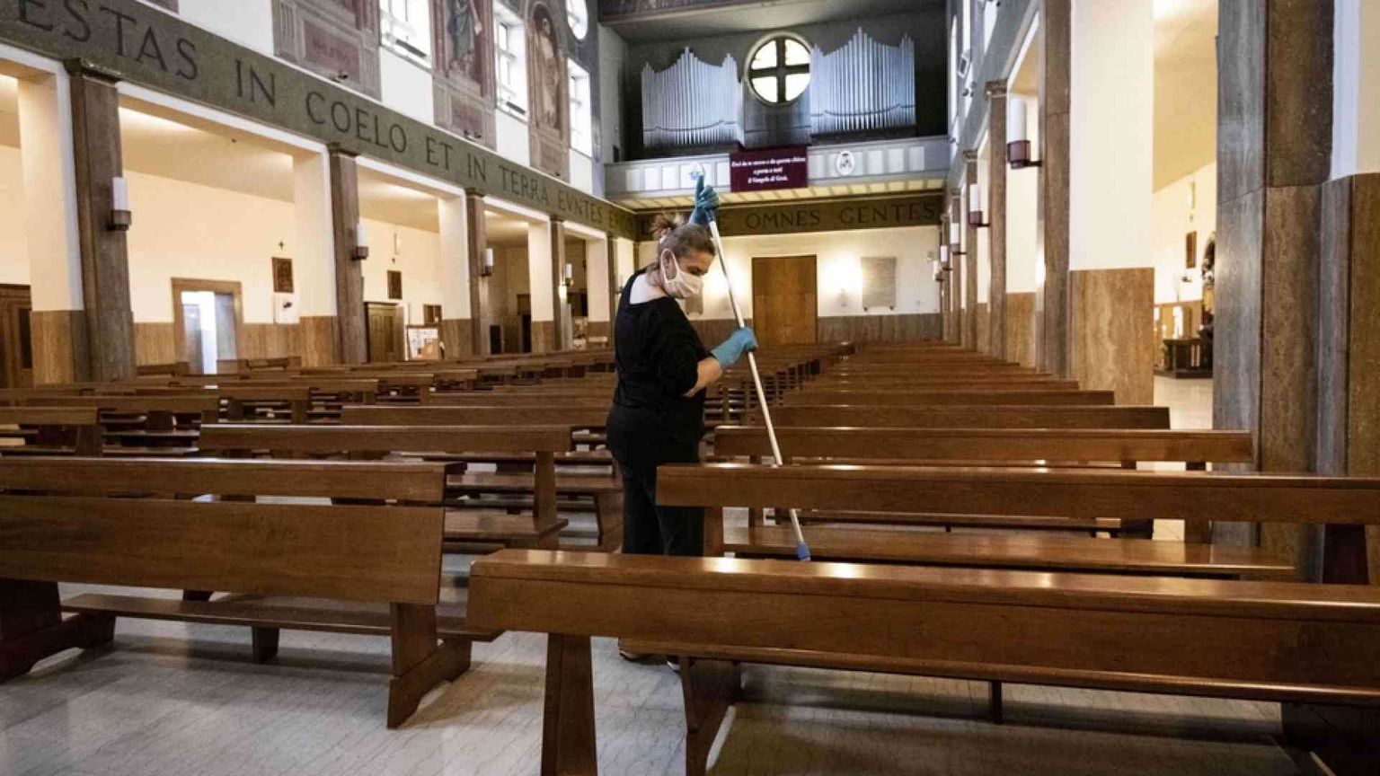 Dal 4 maggio sì funerali, Messe ancora sospese. Conte: a giorni un protocollo