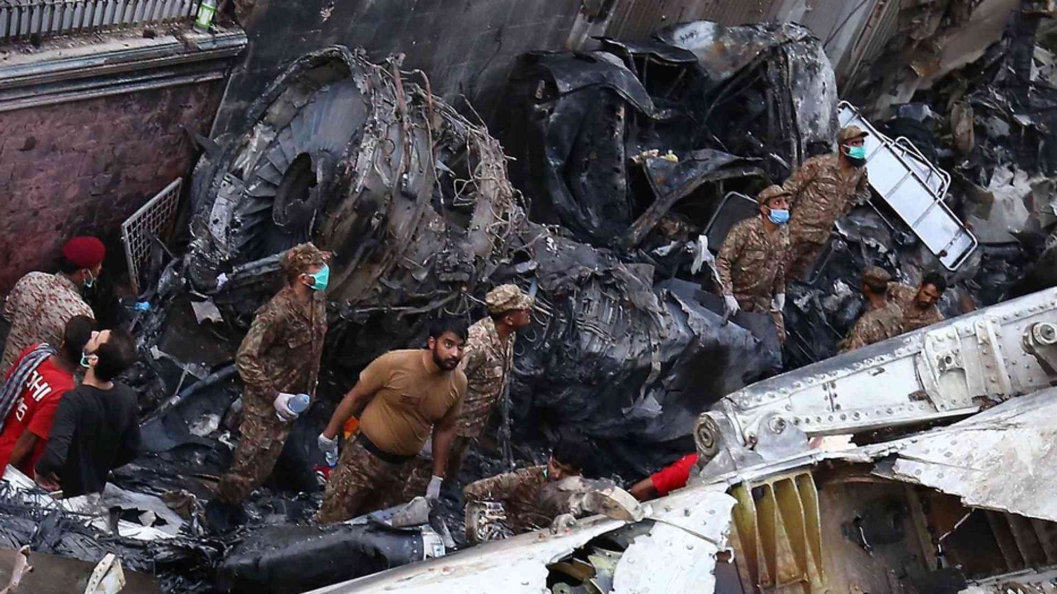 Aereo precipitato: 97 morti e due sopravvissuti