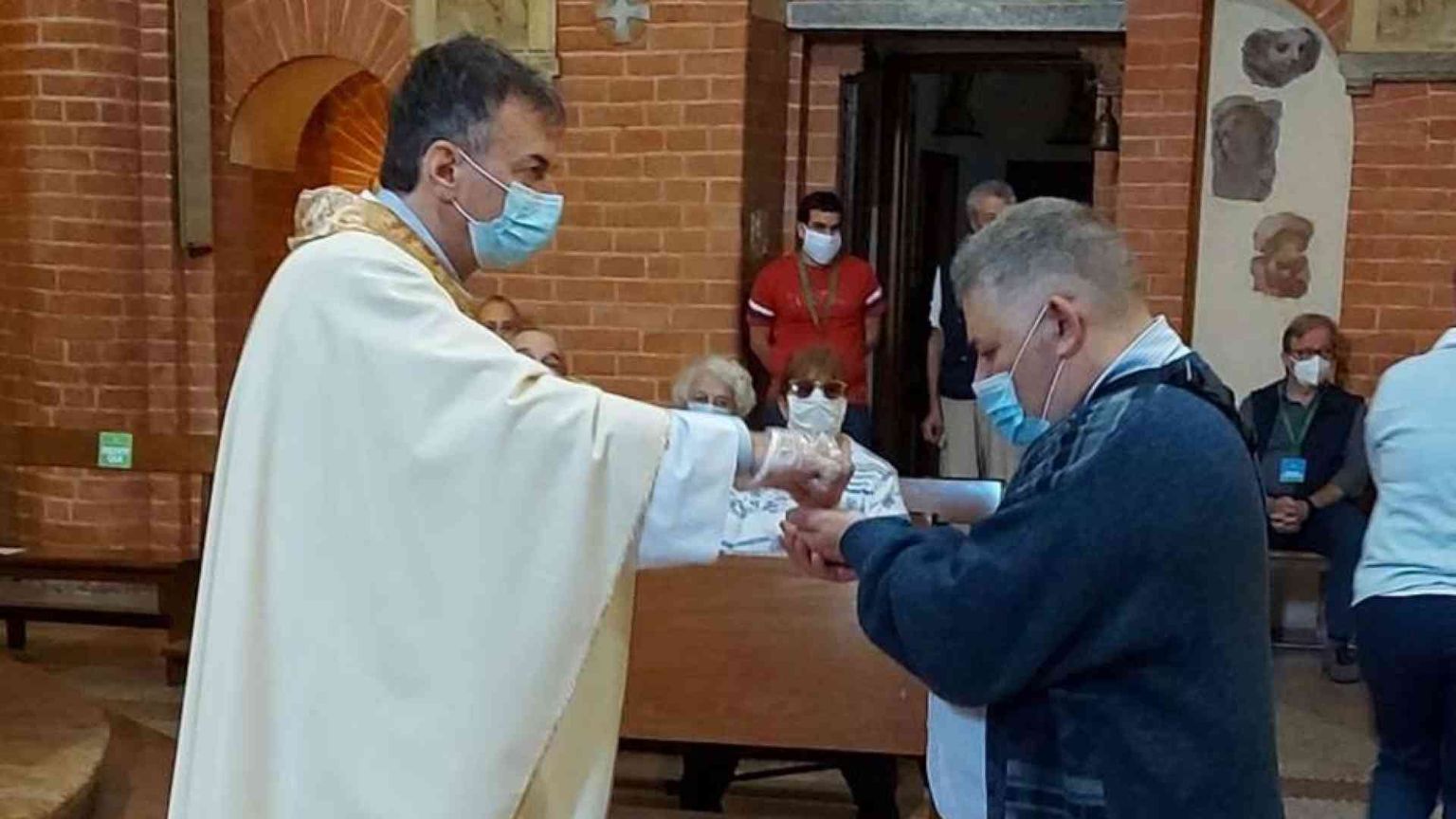 «Io parroco, in fin di vita per il Covid, ritrovo la mia comunità. A Messa»