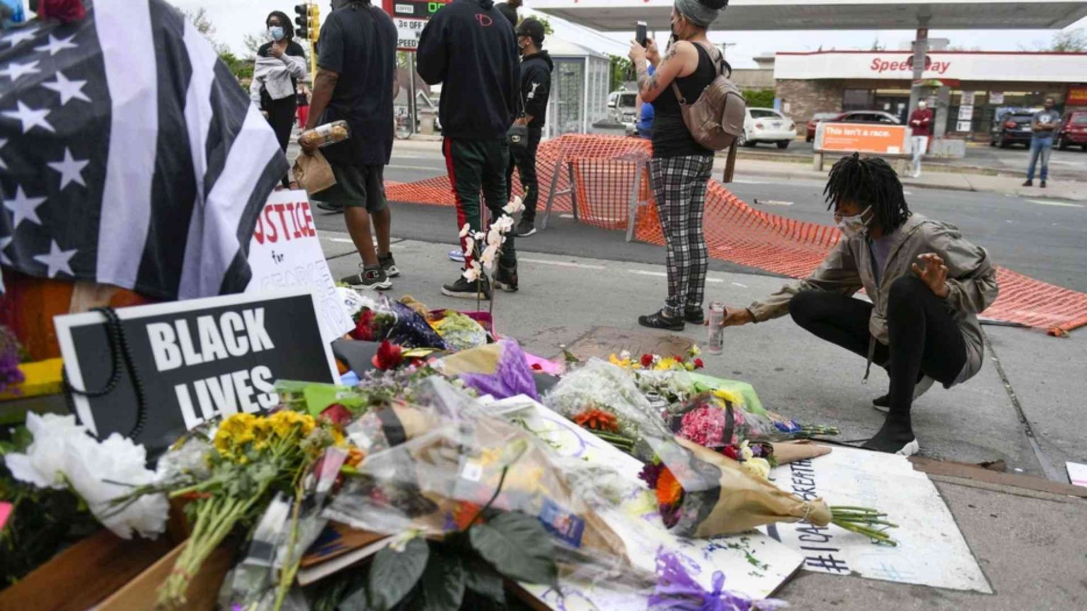 Rabbia e scontri a Minneapolis per l'afroamericano soffocato dalla polizia