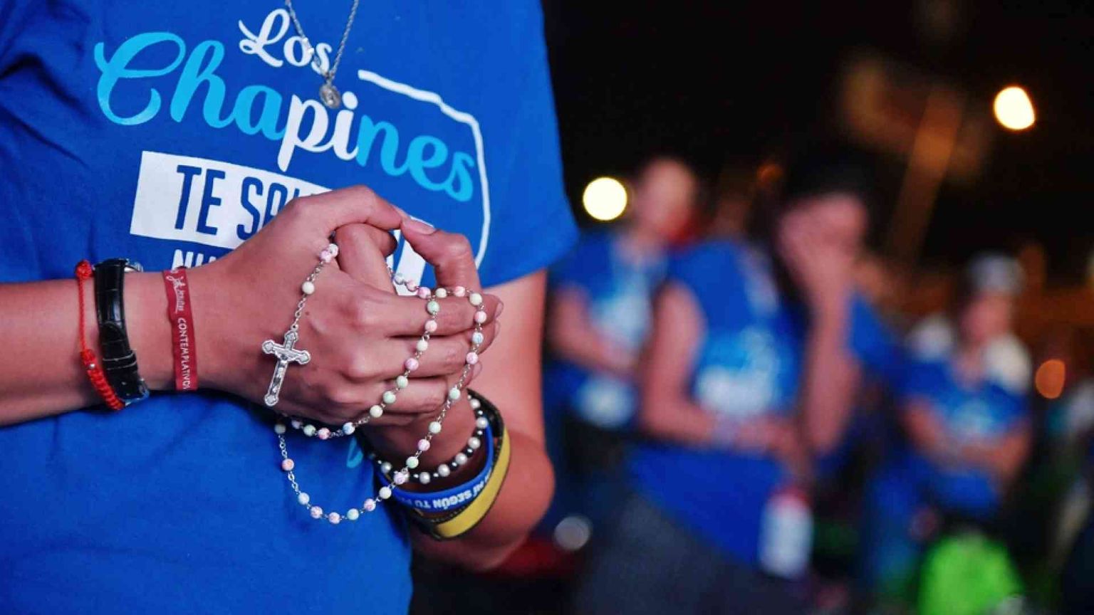 Il Rosario unisce il mondo, la preghiera mariana guidata da Francesco