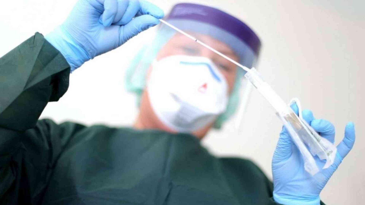 Il virus entra in fase 3. Più o meno contagioso? E come si cura?