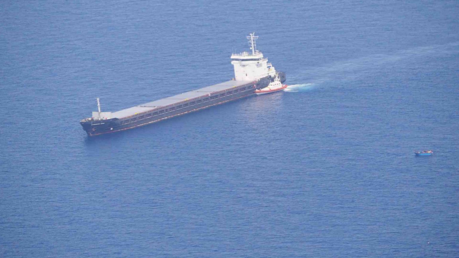 Barcone alla deriva con 54 profughi. Nessuno interviene