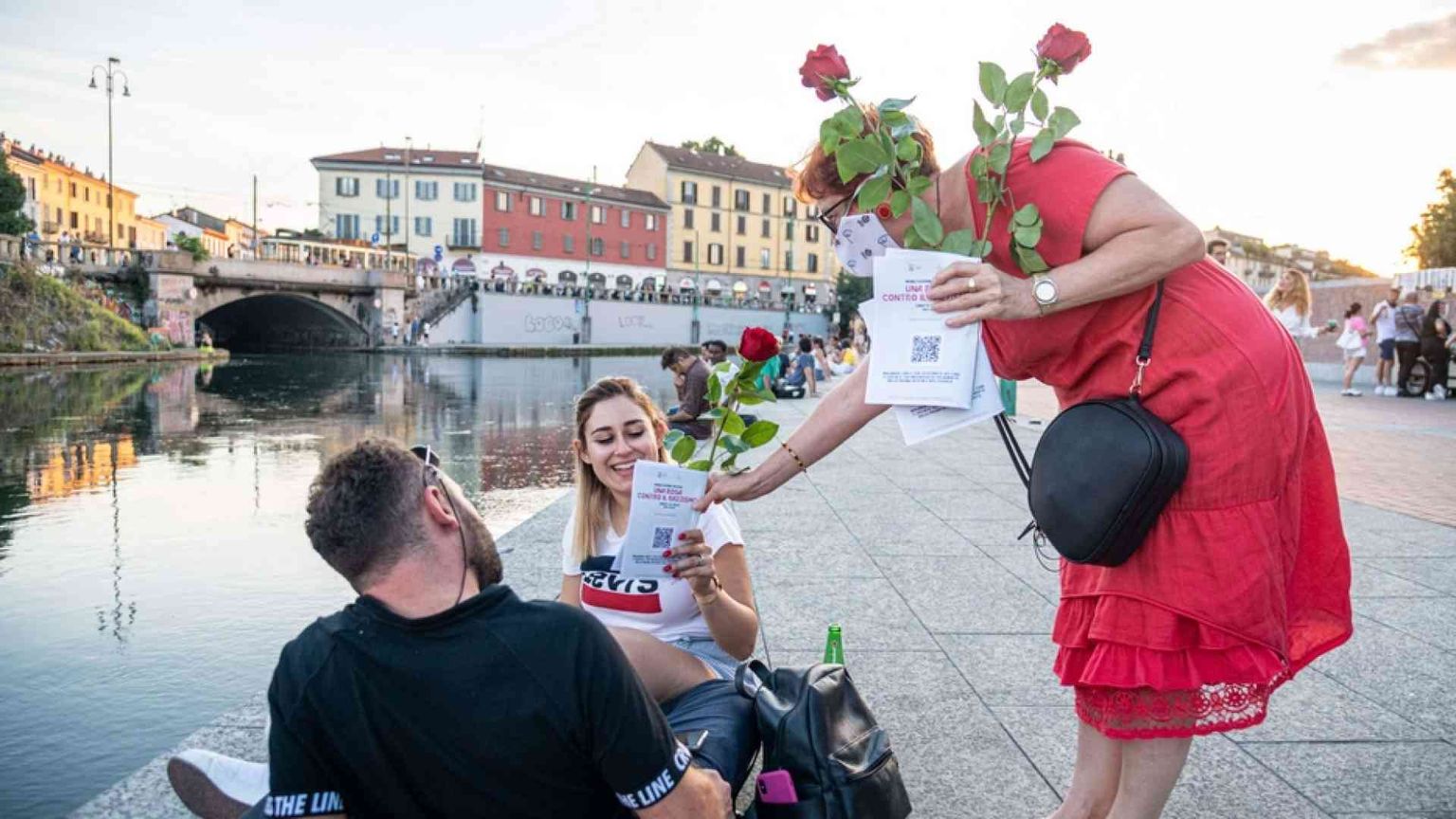 Ecco chi è il venditore di rose spinto nella Darsena. Ora ha paura