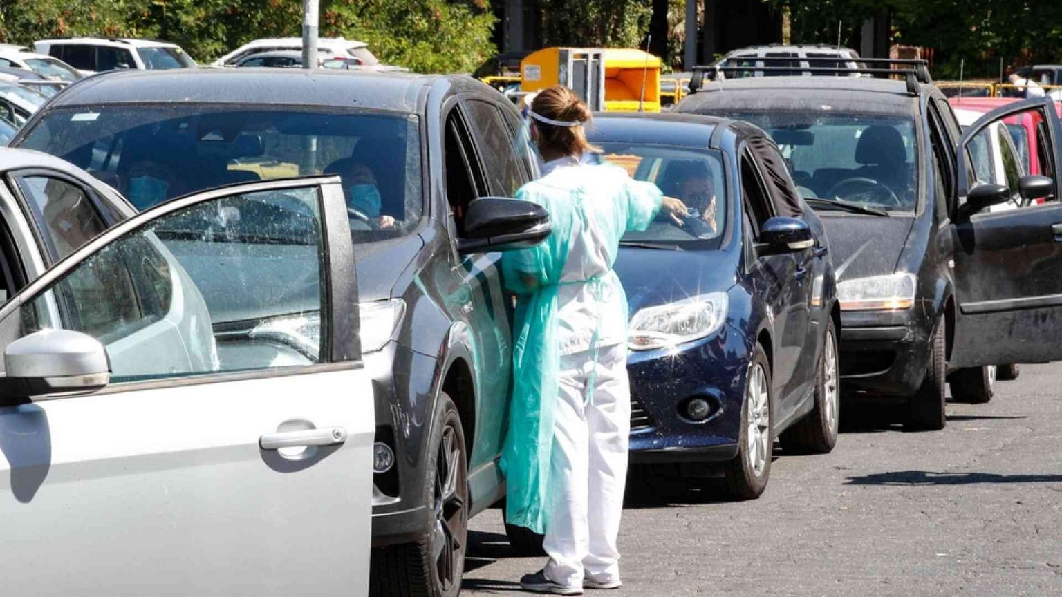 Tutti in coda al drive in per il tampone