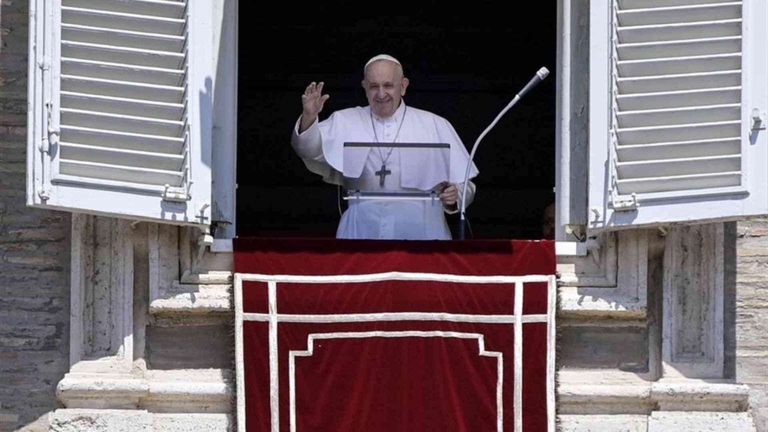 Papa: "La croce è segno dell'Amore di Dio, non diventi un ornamento"