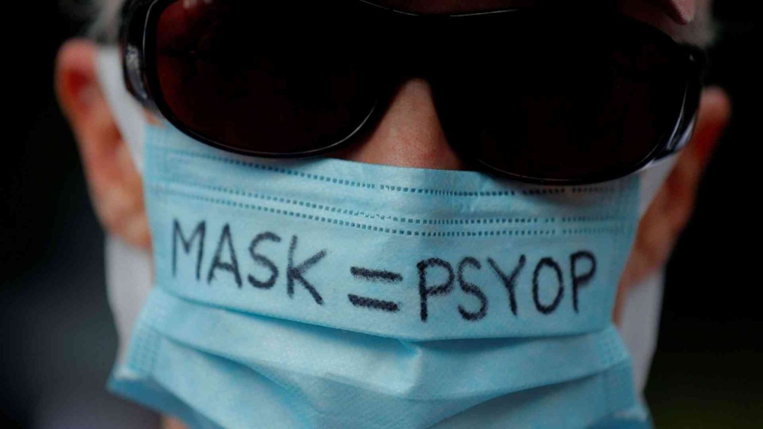 "Il virus? Non esiste". I negazionisti scendono in piazza. Ecco chi sono