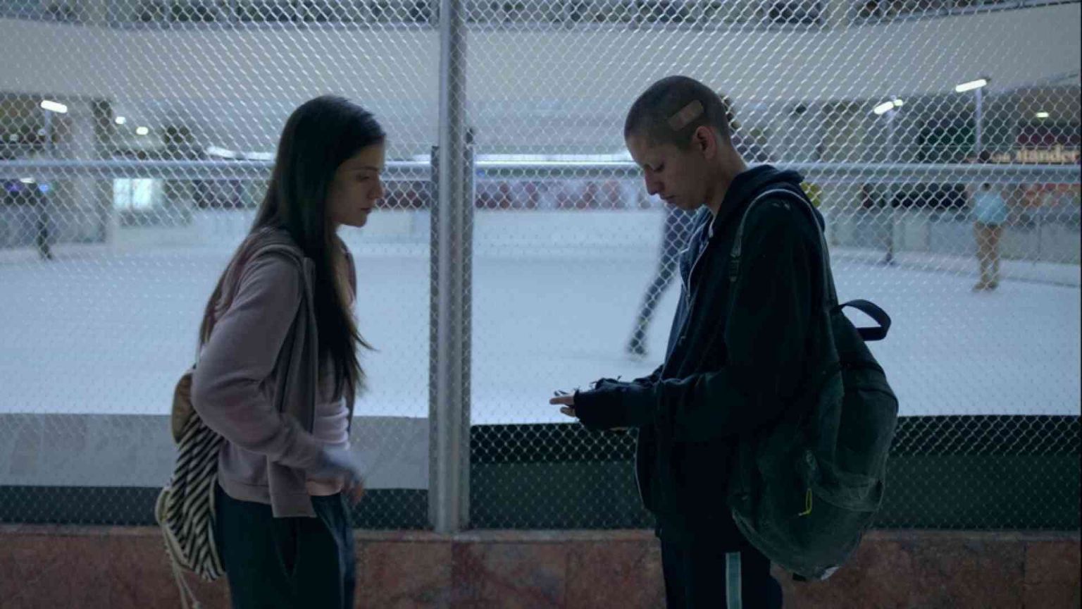 Due ragazzi nella bocca della balena