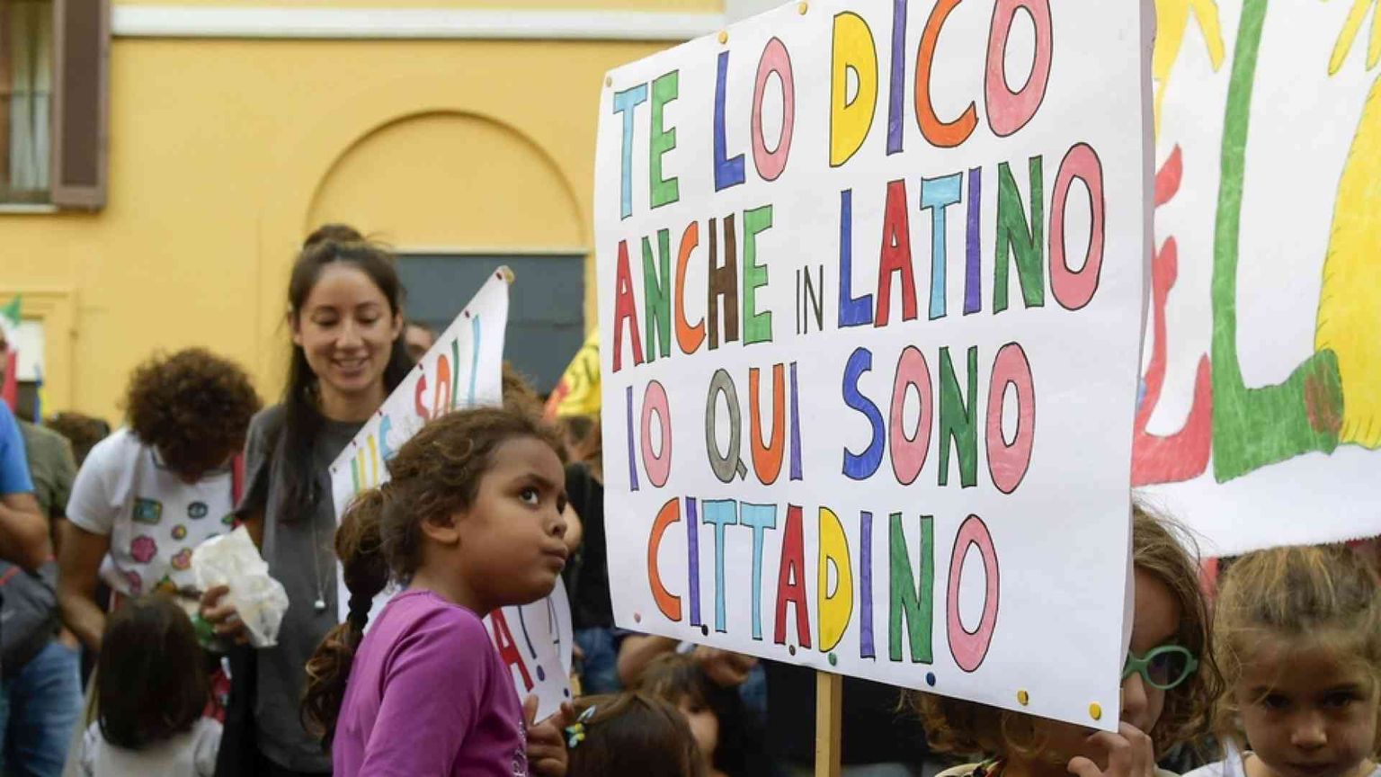 La strada (lunga) per ottenere la cittadinanza in Italia