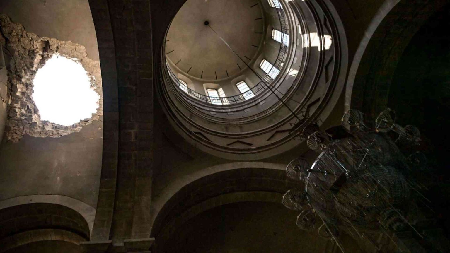 L'Armenia accusa: Baku bombarda le chiese, colpita una cattedrale