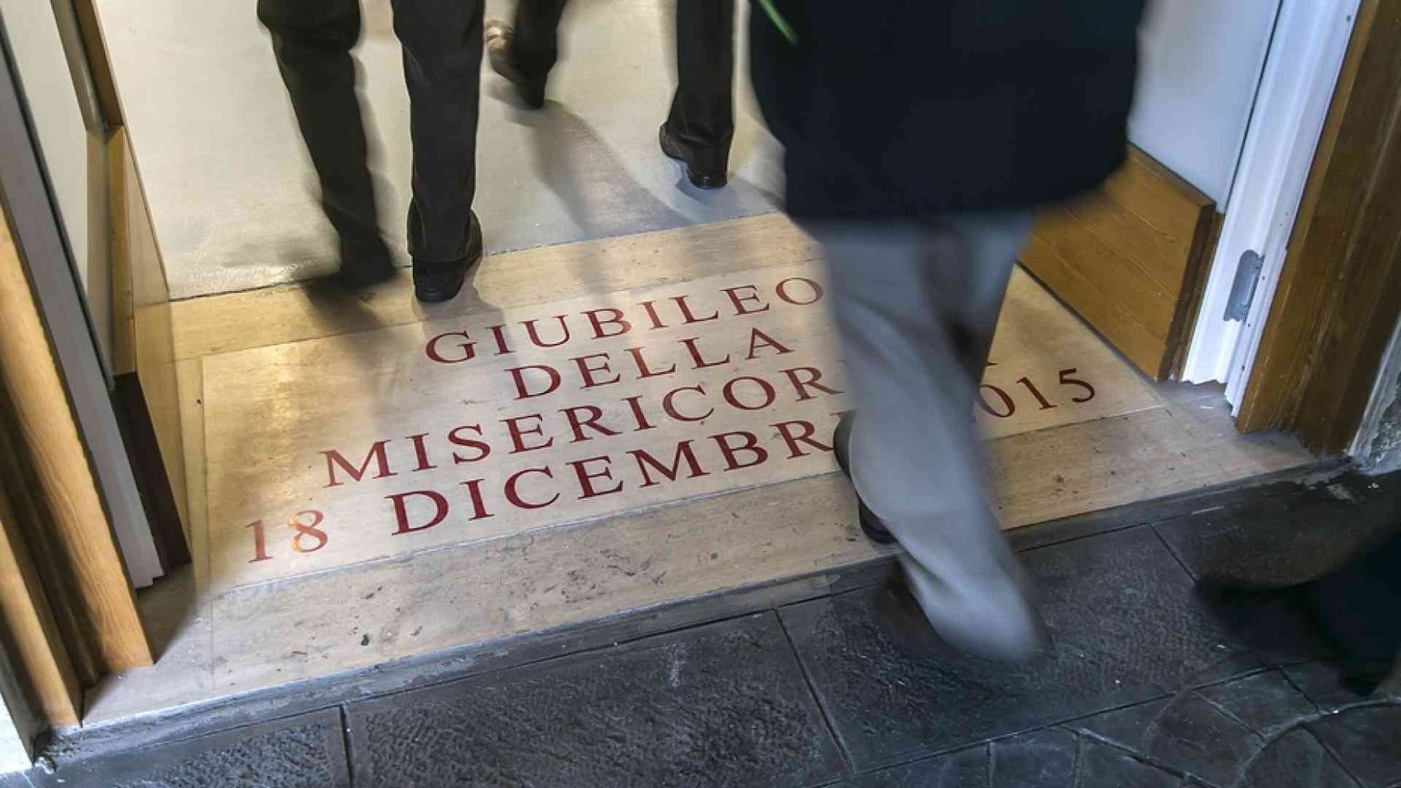 Dimenticati da tutti (col Covid) nell'ostello della Caritas: «Aiutateci»