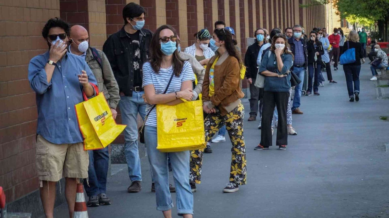 Regioni verdi, arancioni e rosse: i divieti del Dpcm. Picco vicino a Natale