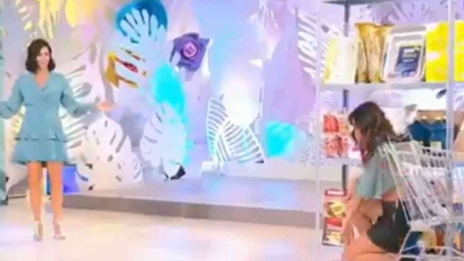 Il "tutorial" per fare la spesa in modo sexy: sospeso il programma