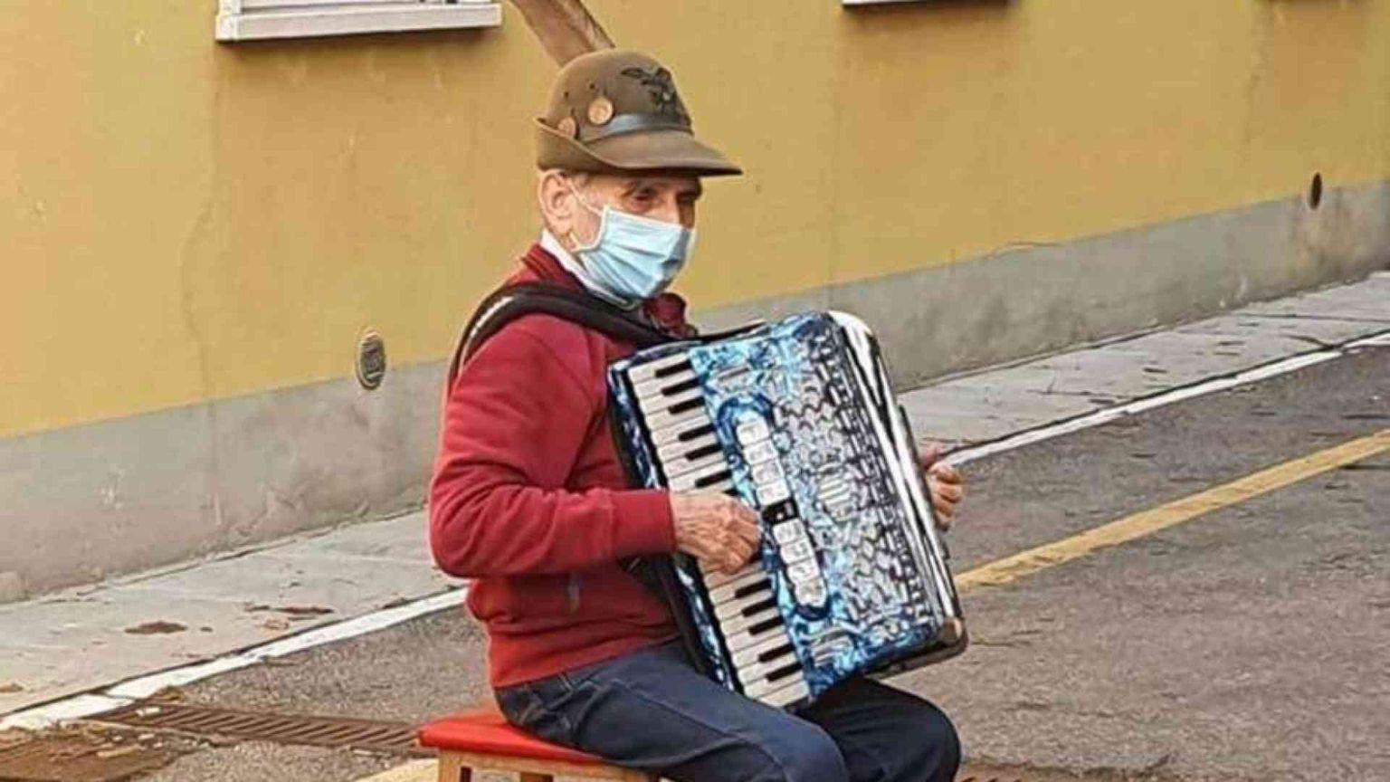 La moglie dell'alpino è morta. Per lei la serenata nel cortile dell'ospedale