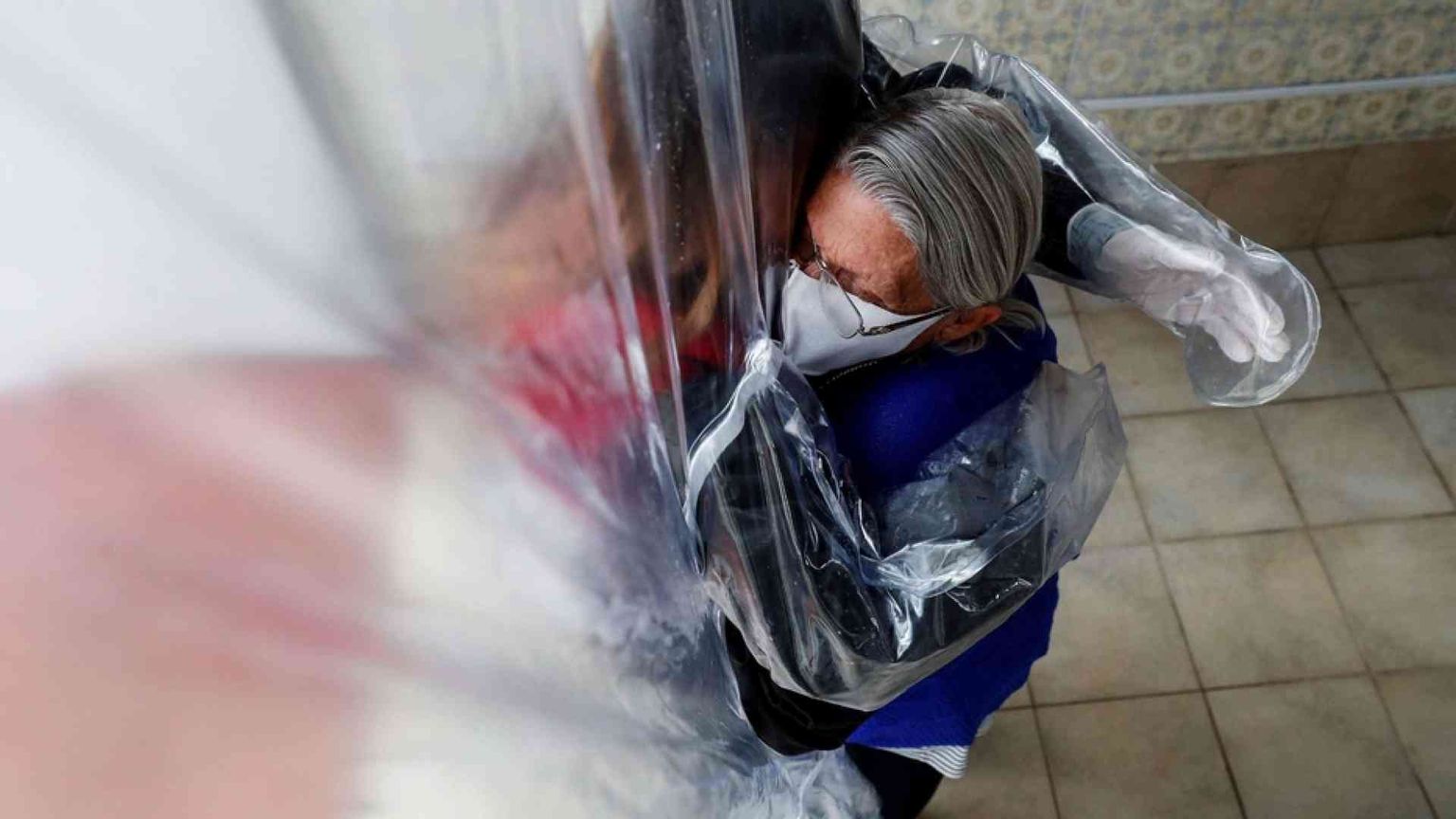 Rsa, picco di morti con l'isolamento. Ora si cambia: sì a stanze per abbracci