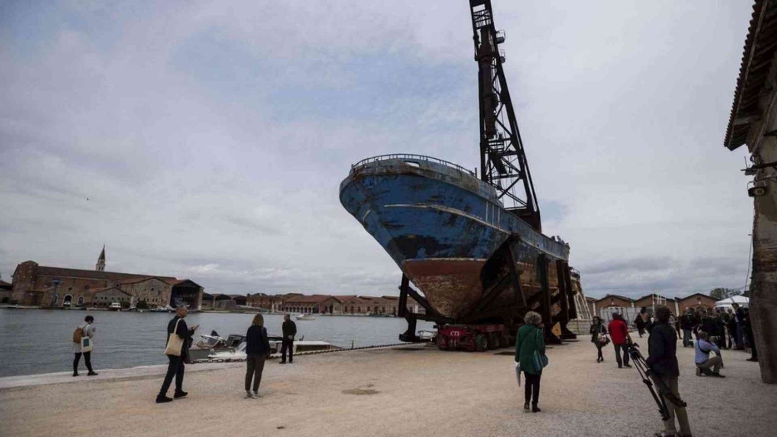 La barca dei 700 morti abbandonata in Biennale. Una proposta per salvarla