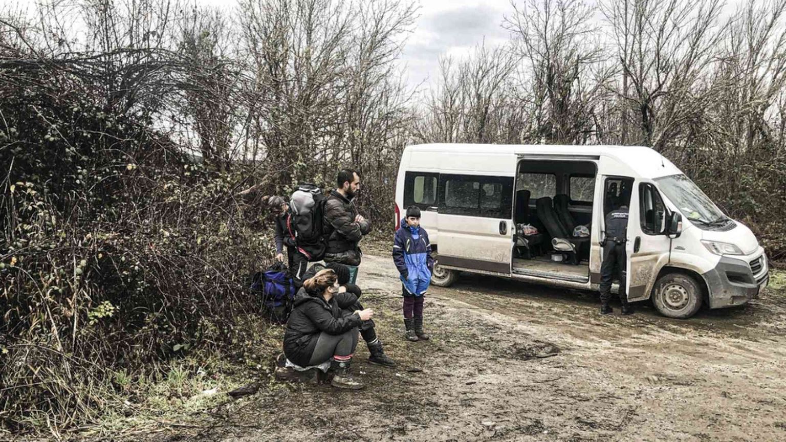 Poliziotti a caccia di migranti (tra neve e mine): «Ce lo chiede l'Europa»