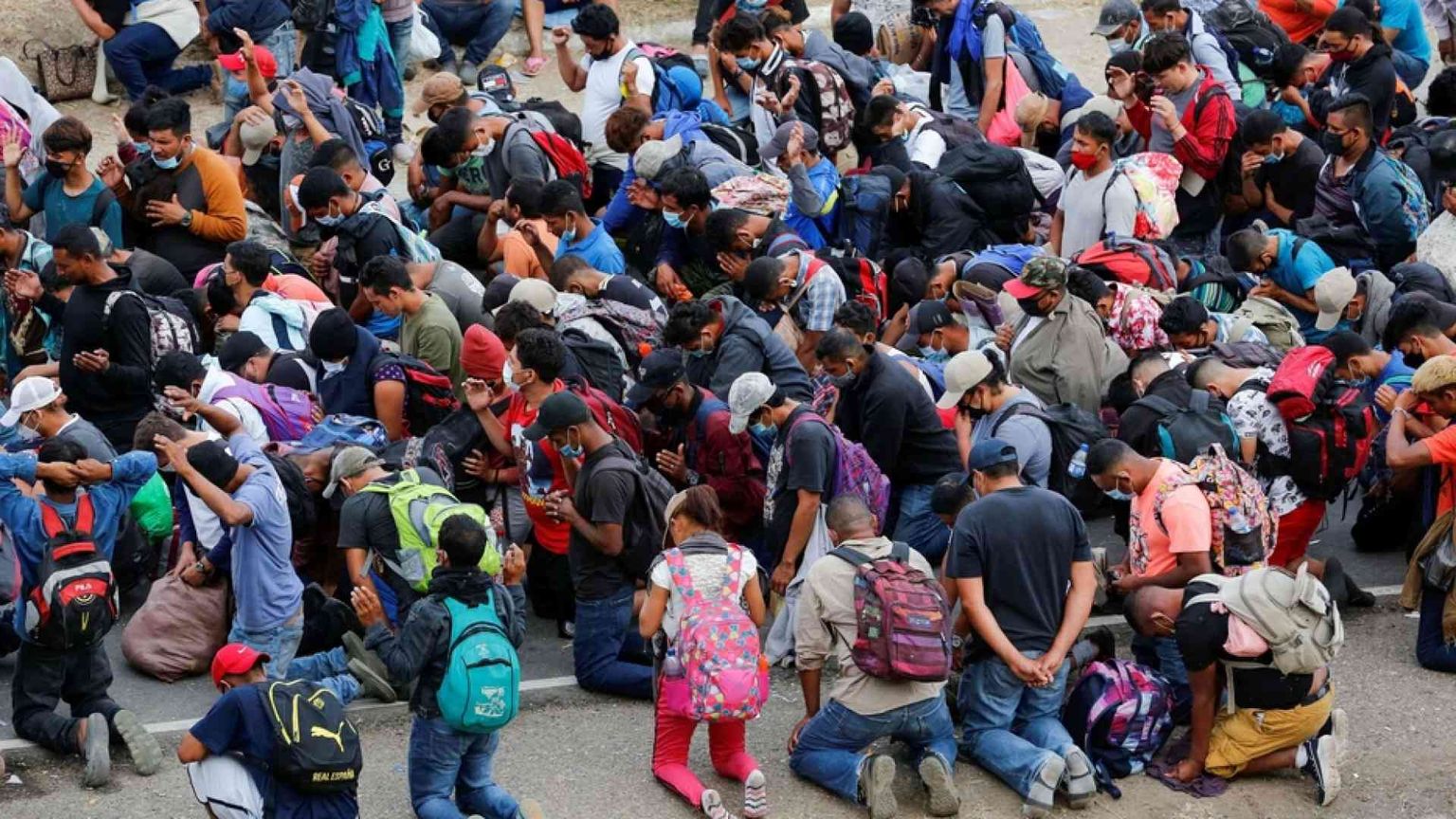 «In nome di Dio, fateci passare»: la preghiera dei migranti al confine