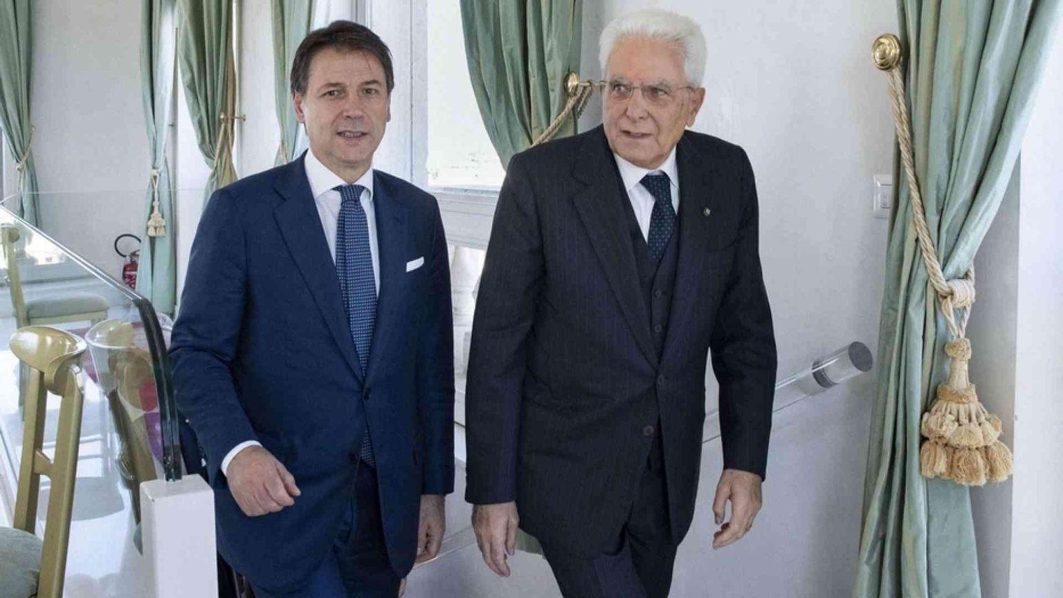 Conte tira dritto, i timori di Mattarella