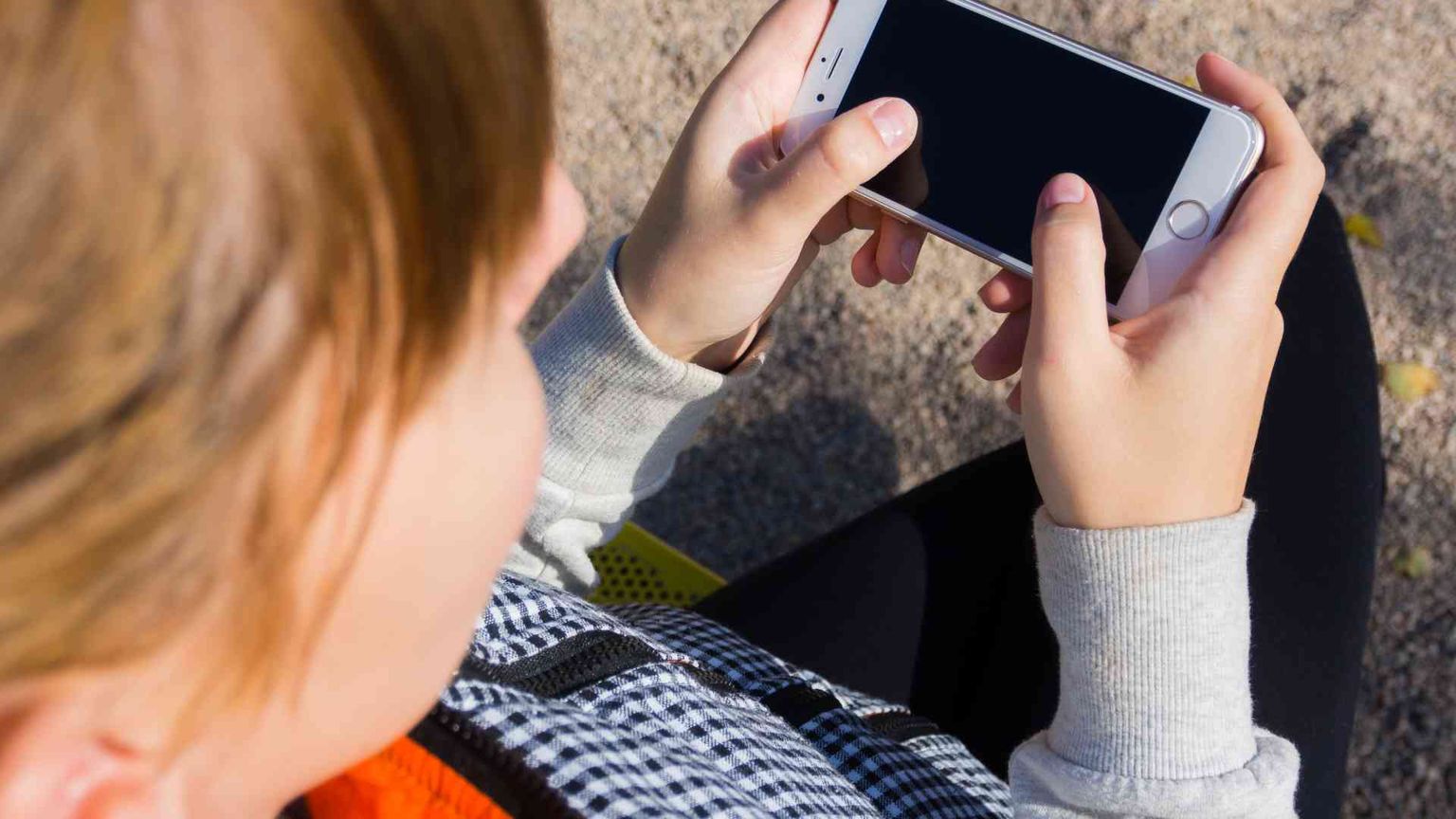 Perché ai bambini sotto i 12 anni non andrebbe dato uno smartphone