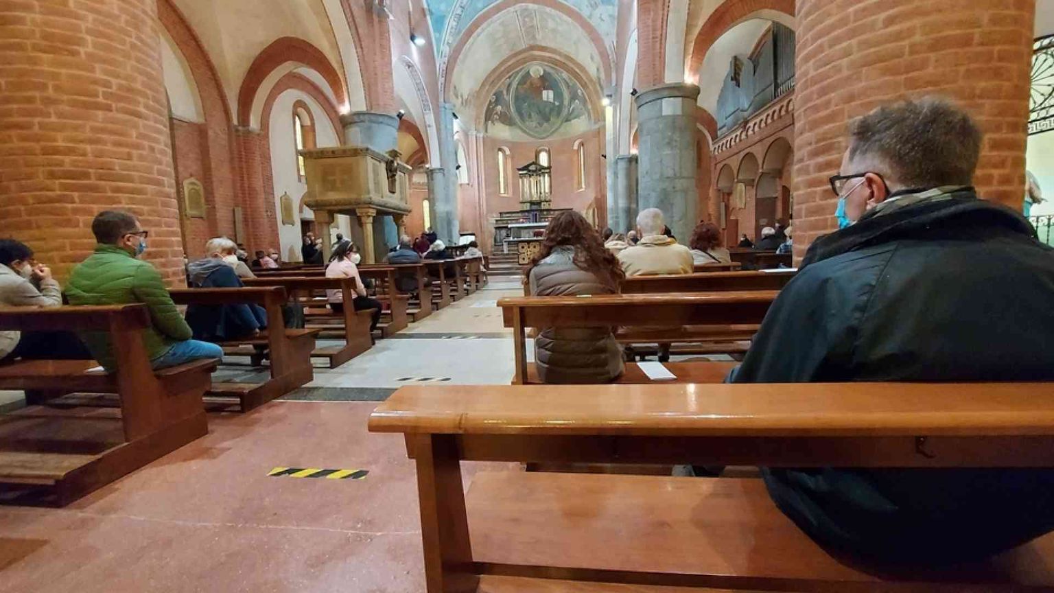 Lo scambio della pace ora si farà guardandosi negli occhi