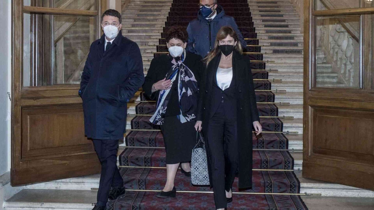 Conte chiama Renzi: «Ce l'hai con me?». Le condizioni "dure" dell'ex premier