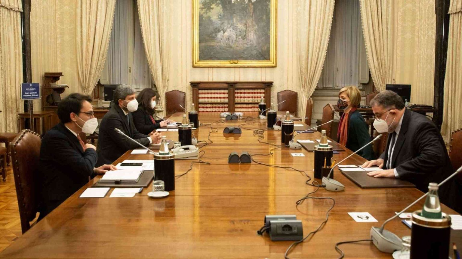 Un mezzo passo verso il «disgelo», Renzi chiede un programma scritto