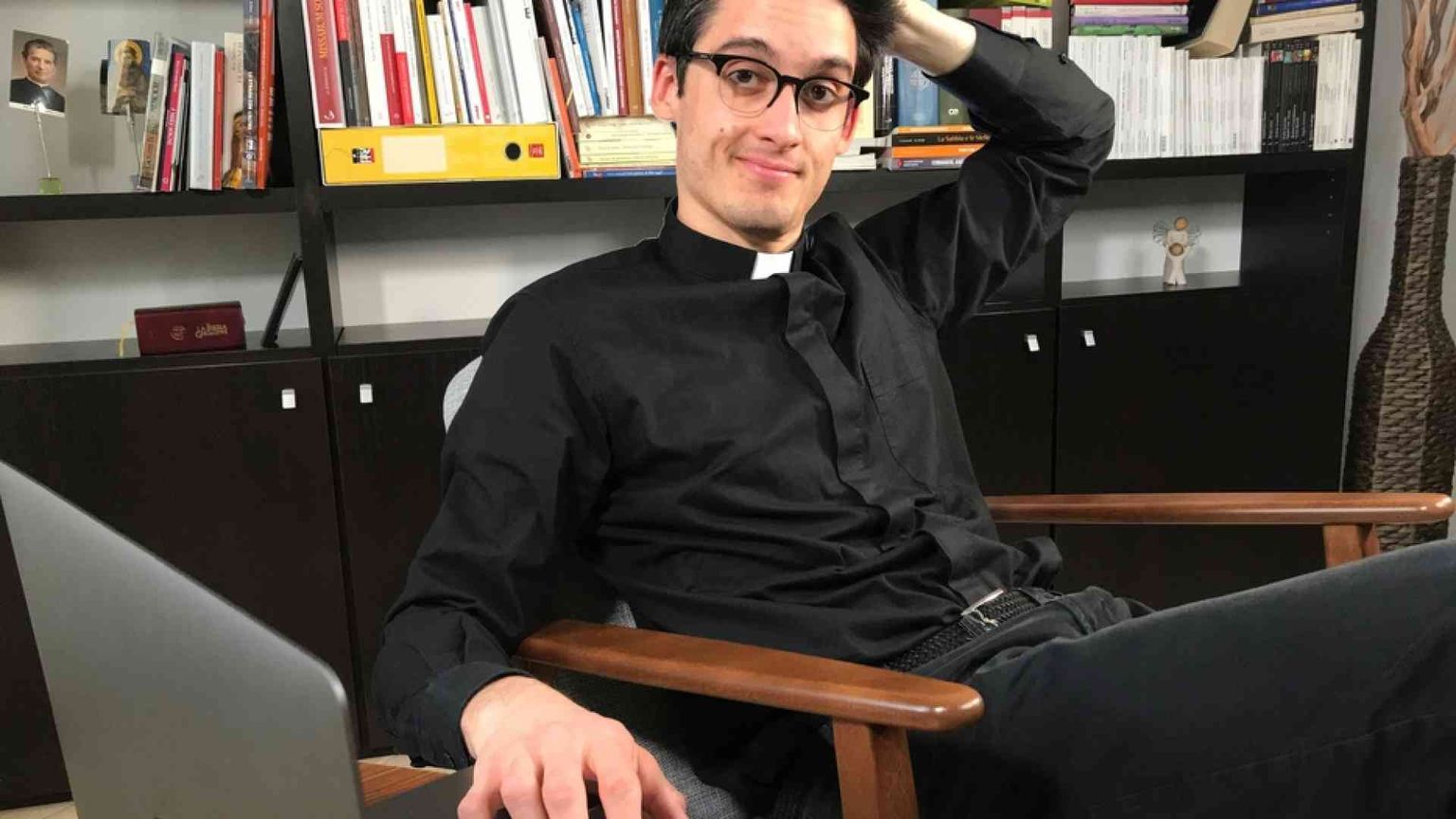 Arriva Clubhouse e don Ravagnani apre la «stanza» del sacerdote
