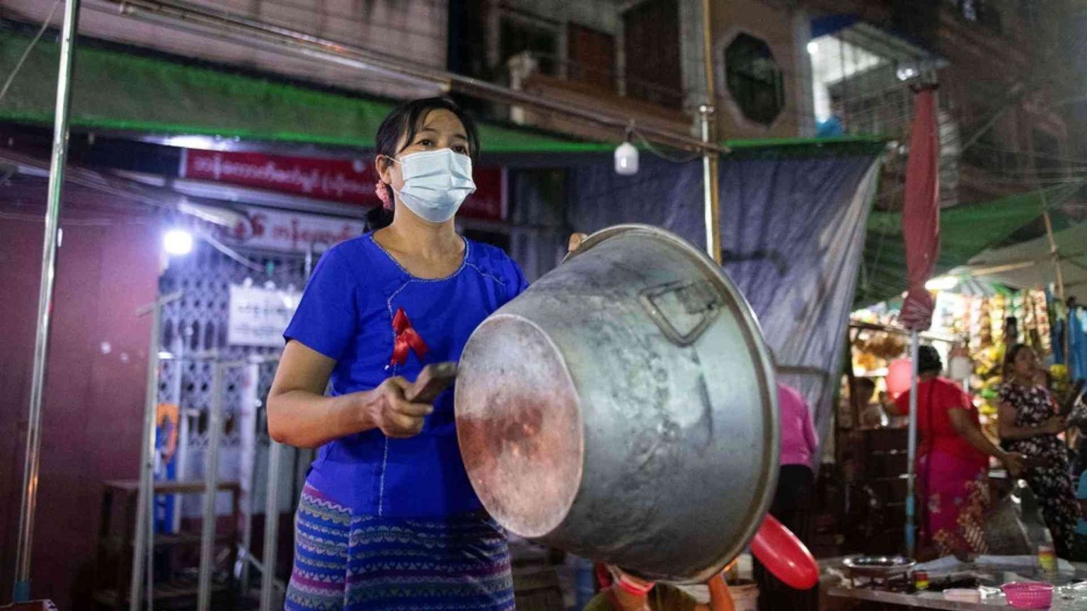 Myanmar, si sveglia la protesta: pentole e palloncini rossi contro i generali