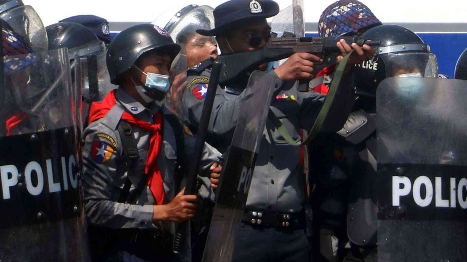 Idranti e proiettili di gomme contro i manifestanti, muore studentessa