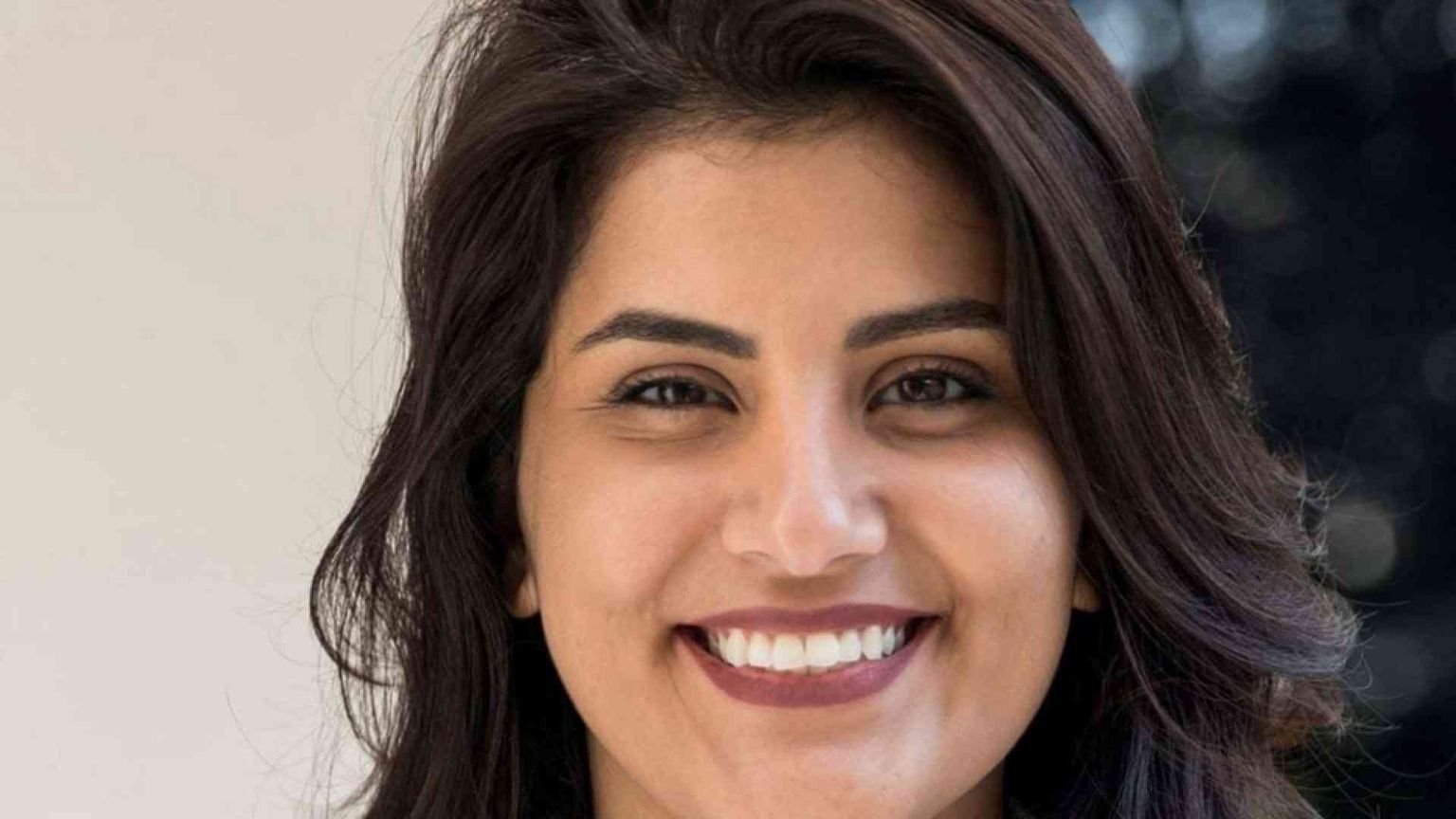 Liberata dopo 1.000 giorni di carcere l'attivista saudita Loujain al-Hathloul