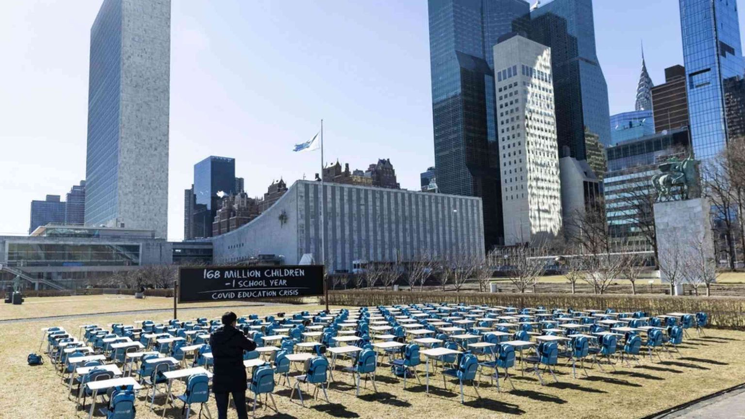 Lezioni a casa o con il megafono: la scuola «creativa» dei poveri