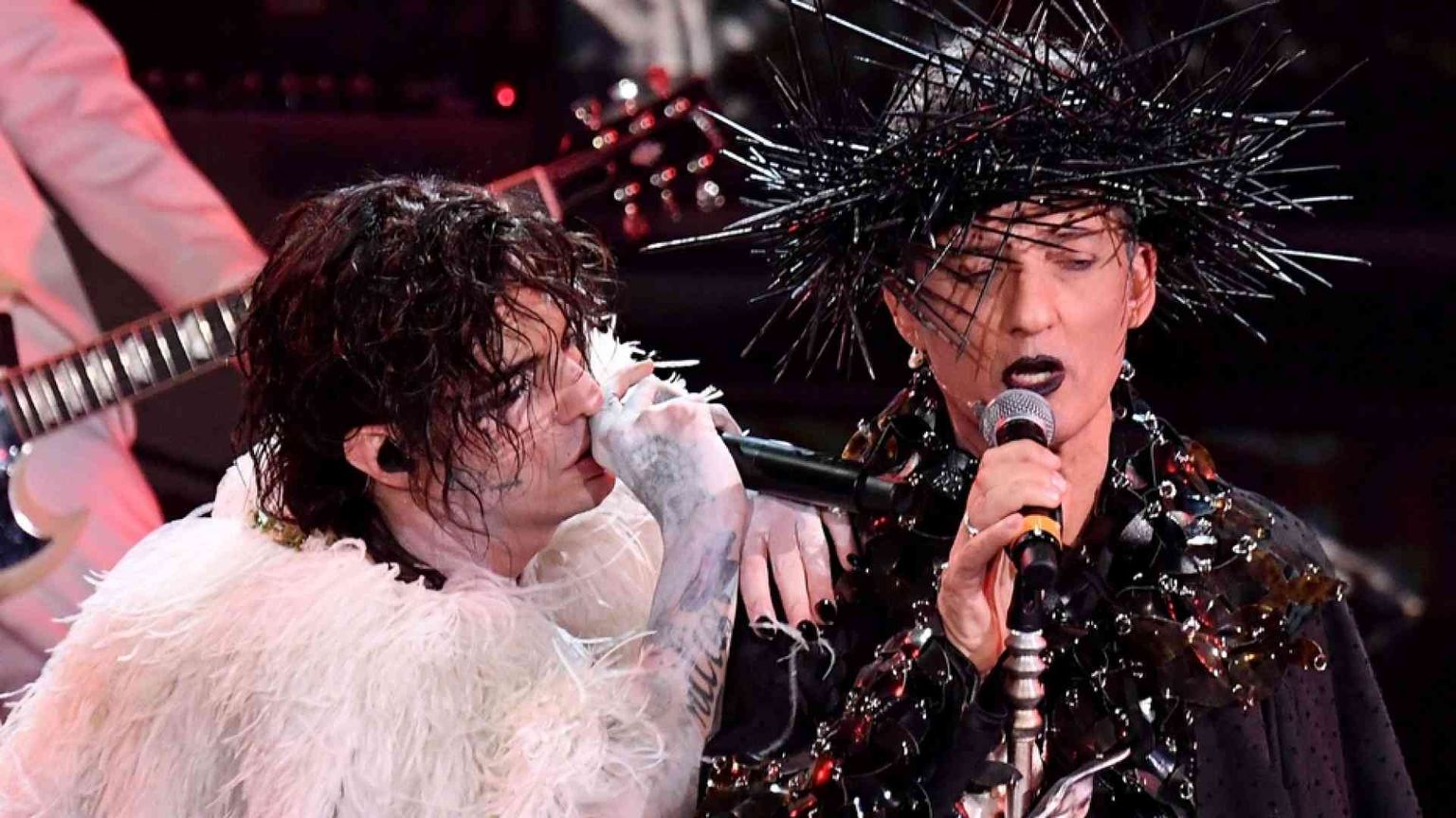 La corona di spine, le derisioni... il vescovo: insulsaggini e volgarità